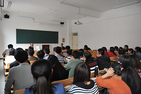 解根法参加党的群众路线教育实践活动学生代表座谈会