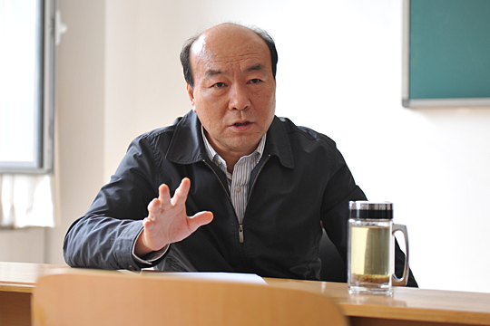 解根法参加党的群众路线教育实践活动学生代表座谈会