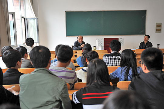 解根法参加党的群众路线教育实践活动学生代表座谈会