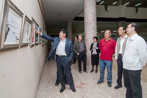 烟台大学成功举办纪念建国64周年书画摄影作品展