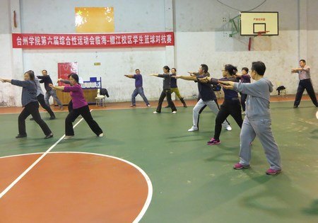 校工会组织举办教职工太极拳培训