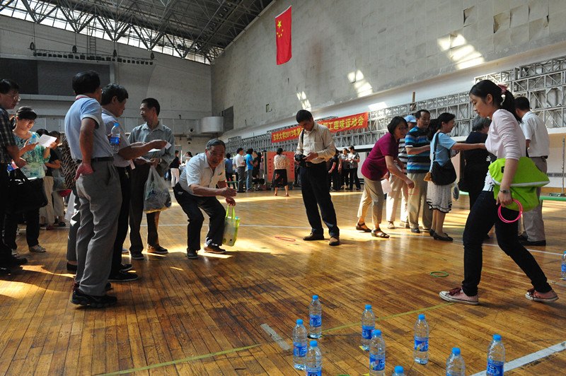 运动健身 喜迎重阳——校退休教职工第二届老年趣味运动会顺利举行(图)