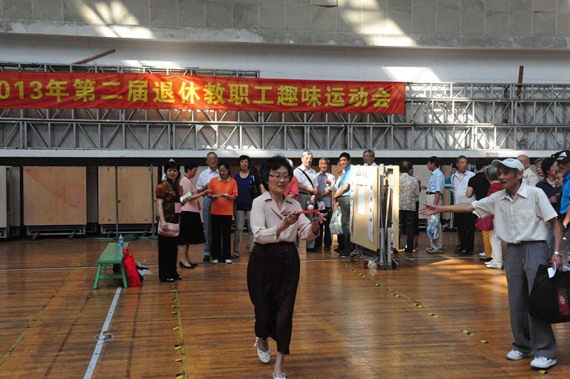运动健身 喜迎重阳——校退休教职工第二届老年趣味运动会顺利举行(图)