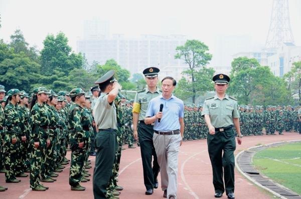 长沙师范学校隆重举行2013级新生军训会操暨开学典礼