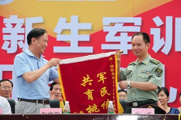 长沙师范学校隆重举行2013级新生军训会操暨开学典礼