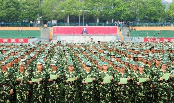 长沙师范学校隆重举行2013级新生军训会操暨开学典礼