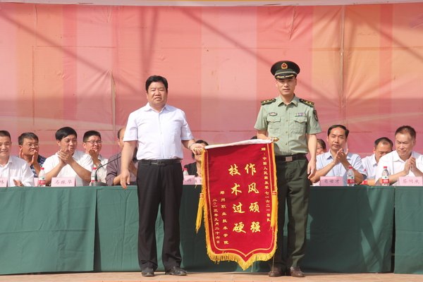 郑州职业技术学院隆重举行2013级新生开学典礼暨军训总结大会