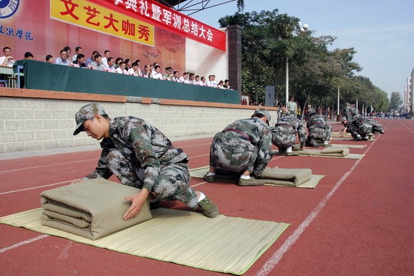 郑州职业技术学院隆重举行2013级新生开学典礼暨军训总结大会