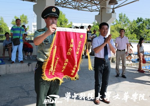 【开学典礼】华中科技大学文华学院举行2013级新生军训阅兵式暨开学典礼