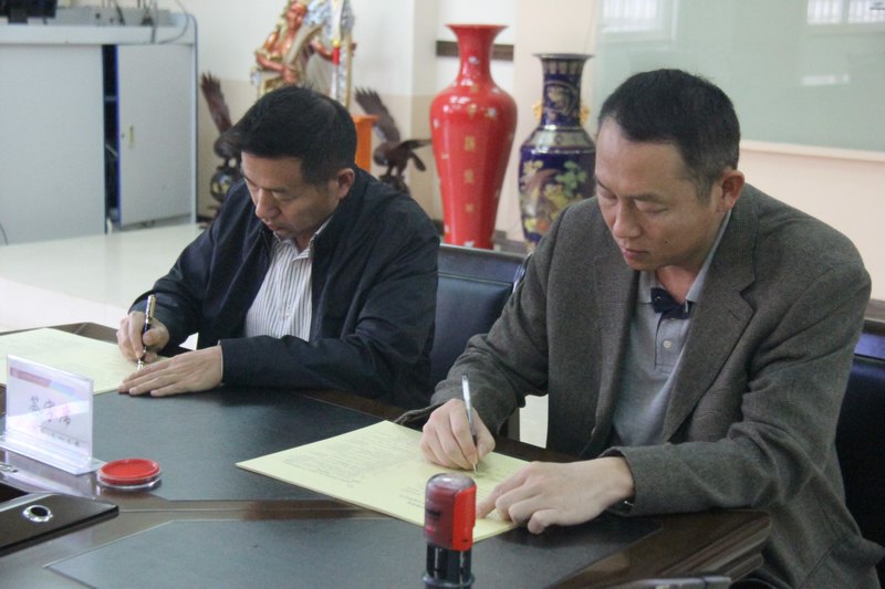 云南师范大学商学院召开2014年就业工作目标责任书签订会