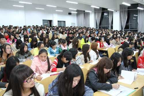 何福全副书记为入党积极分子授党课