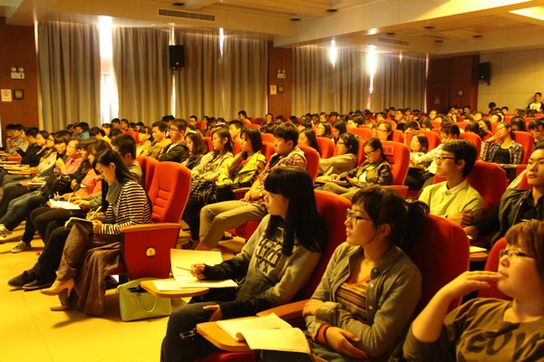 校团委举办“与信仰对话”专题报告会