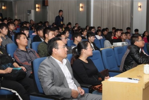 校团委举办“与信仰对话”专题报告会