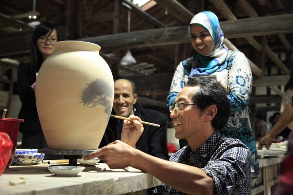 中非陶瓷文化艺术交流项目系列报道之六——非洲艺术家与景德镇陶瓷学院师生交流陶瓷艺术创作心得