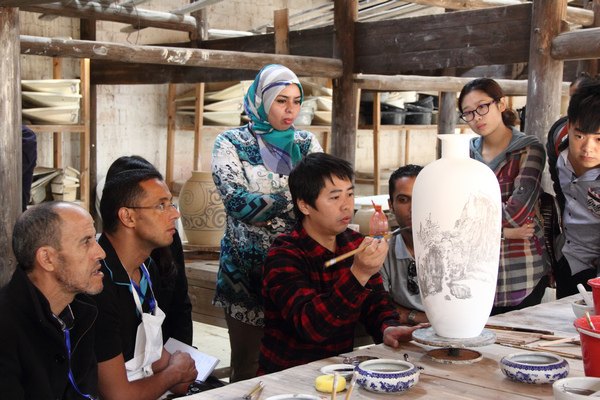 中非陶瓷文化艺术交流项目系列报道之五——青花装饰交流活动在三宝国际陶艺研修苑举行