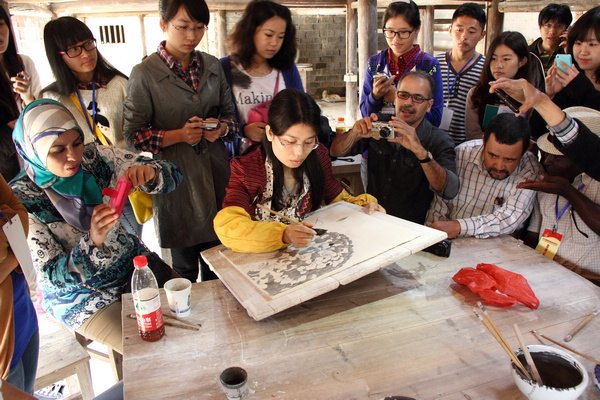 中非陶瓷文化艺术交流项目系列报道之五——青花装饰交流活动在三宝国际陶艺研修苑举行