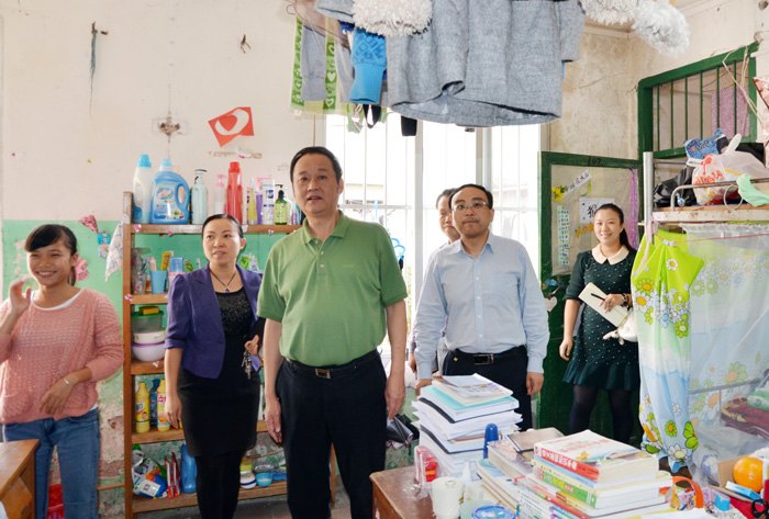 李丰生院长深入明秀校区学生宿舍调研