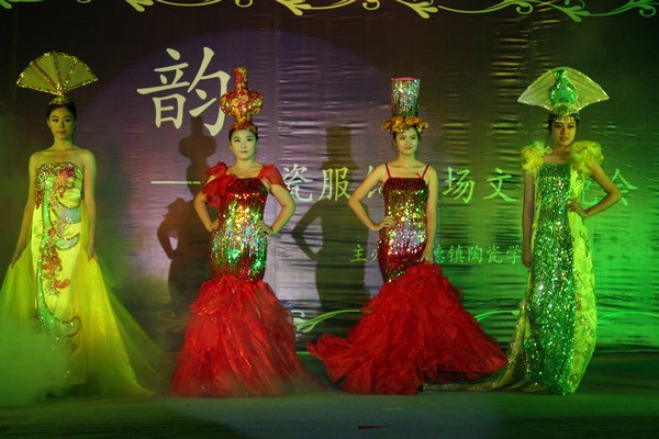 景德镇陶瓷学院举办“瓷韵”陶瓷服饰专场文艺晚会
