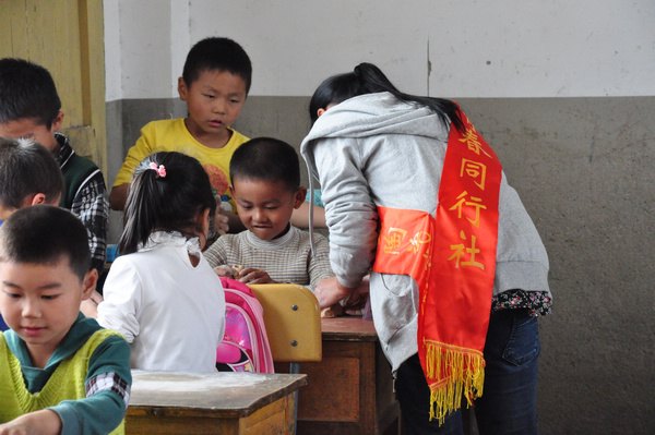 景德镇陶瓷学院青年志愿者赴湘湖小学开展支教活动