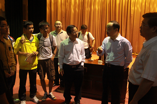 巢民强先生为广东石油化工学院师生作创业就业指导报告