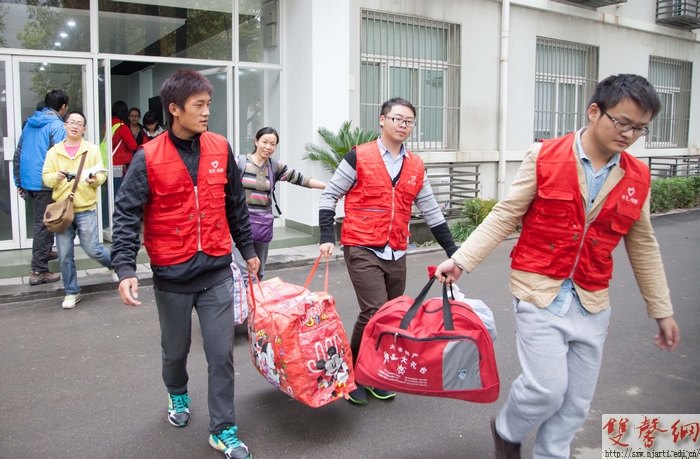 传媒学院大一新生捐赠军训服装受好评