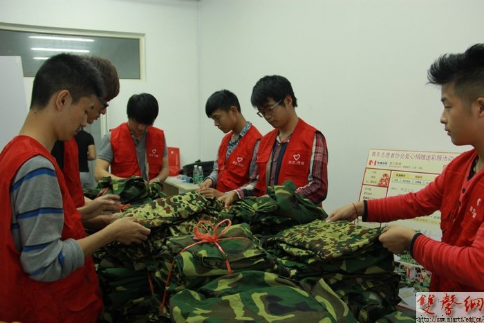 传媒学院大一新生捐赠军训服装受好评