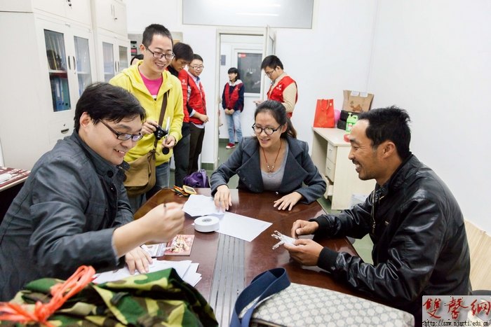 传媒学院大一新生捐赠军训服装受好评