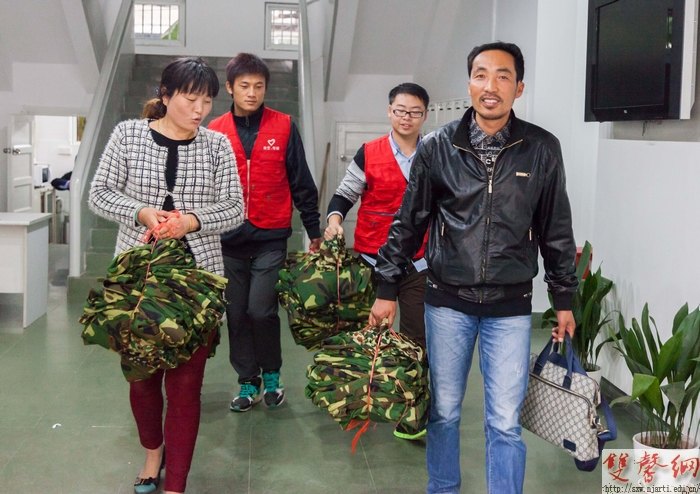 传媒学院大一新生捐赠军训服装受好评