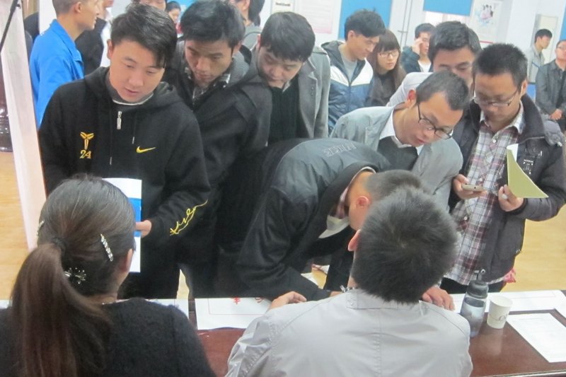许昌学院举办2014届毕业生首场小型招聘会暨漯河市专场招聘会