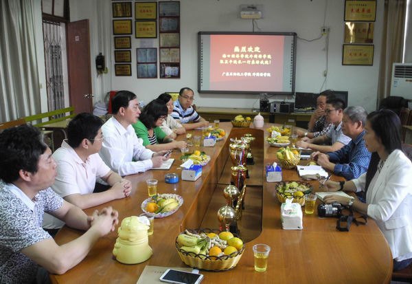 海口经济学院外国语学院院长张显平一行来广东石油化工学院交流
