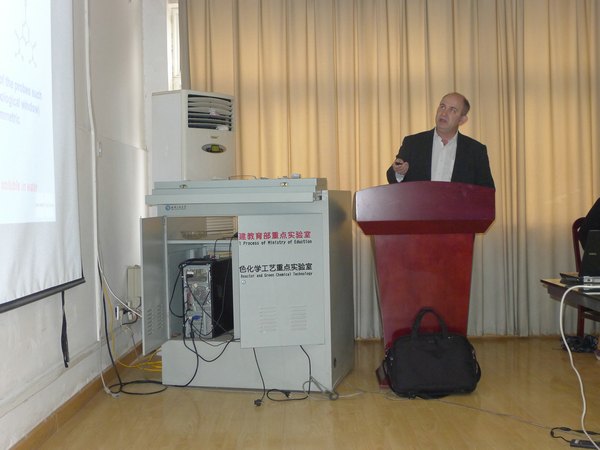 法国国家科学研究院Yves Queneau教授来武汉工程大学讲学