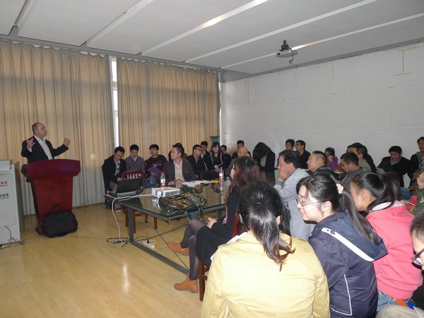 法国国家科学研究院Yves Queneau教授来武汉工程大学讲学