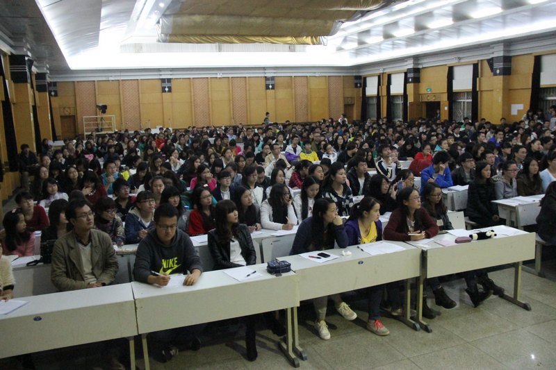 “百名名家进校园”就业指导系列讲座 ——《跨入职场第一步》