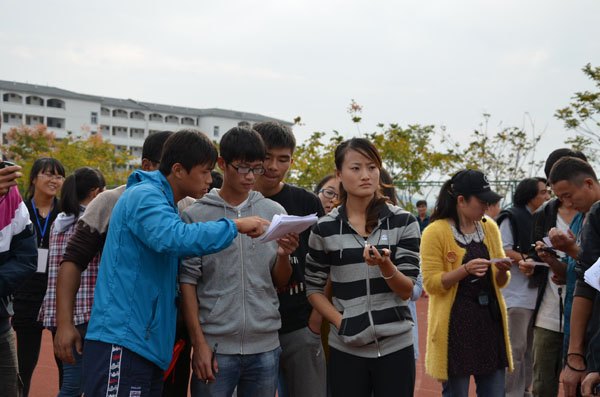 默默无闻的参与者——校运会现场工作人员侧记