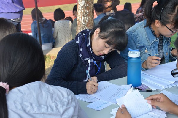 默默无闻的参与者——校运会现场工作人员侧记