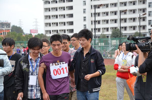 默默无闻的参与者——校运会现场工作人员侧记
