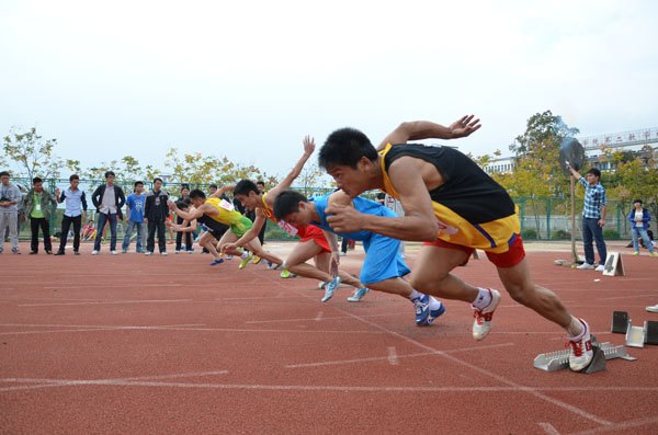 运动会上健儿展现青春风采