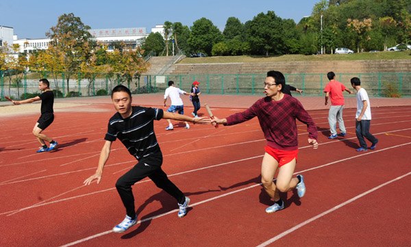 运动会上健儿展现青春风采