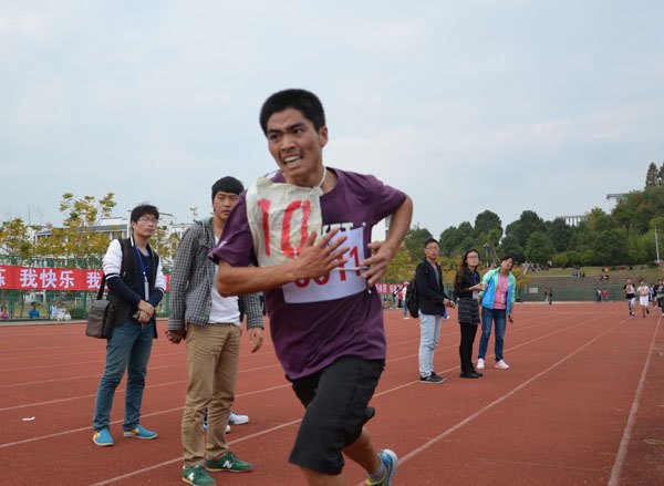 运动会上健儿展现青春风采