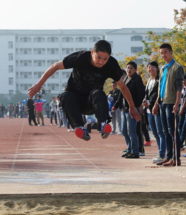 运动会上健儿展现青春风采