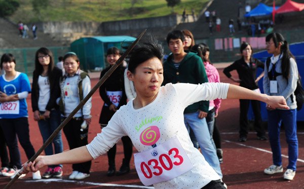 运动会上健儿展现青春风采