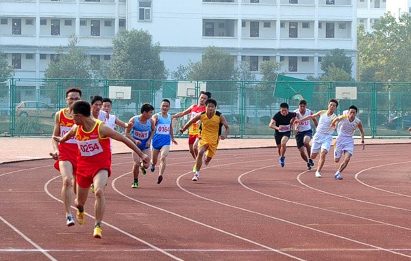 运动会上健儿展现青春风采