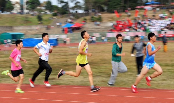 运动会上健儿展现青春风采