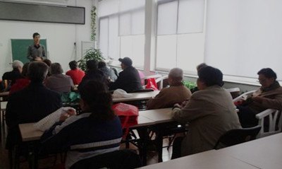 信息学院党员走进社区开展计算机培训