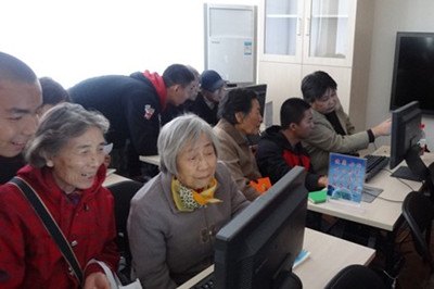 信息学院党员走进社区开展计算机培训