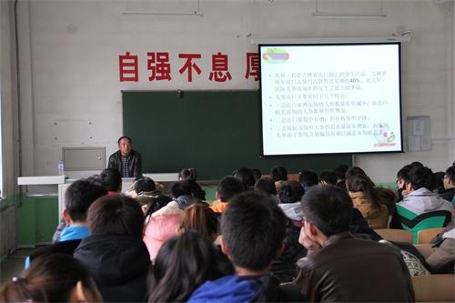 中药学院举行优秀企业文化进校园专场报告会中药学院举行优秀企业文化进校园专场报告会