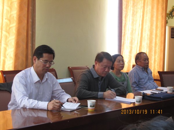 王存文校长到总务处、外语学院调研