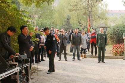 学校举行2013年消防安全疏散演习