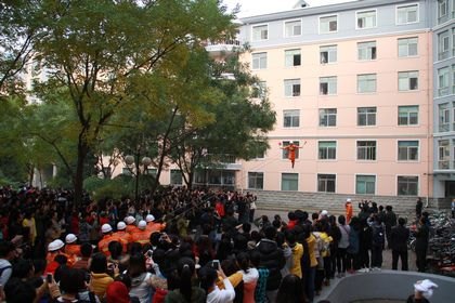 学校举行2013年消防安全疏散演习