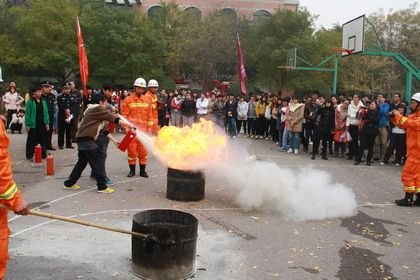 学校举行2013年消防安全疏散演习